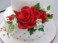 rote rosen modelliert aus zucker für eine hochzeitstorte